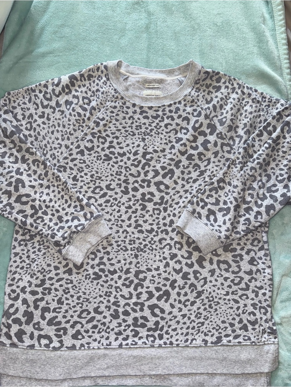 Women’s American Eagle Gray Leopard Print Jegging Fit Crewneck Sweatshirt Size L